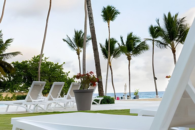 Caribbean Life Paradise, Beachfront Apartment