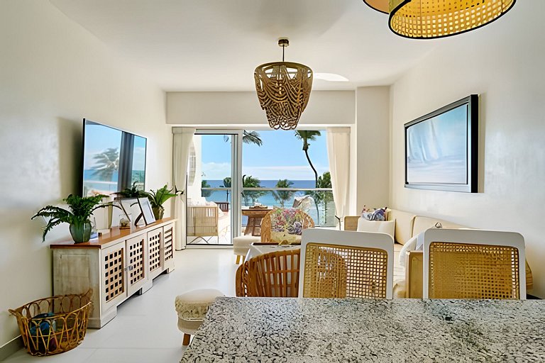 Caribbean Life Paradise, Beachfront Apartment