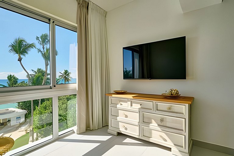 Caribbean Life Paradise, Beachfront Apartment