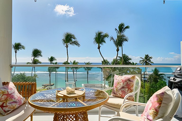 Caribbean Life Paradise, Beachfront Apartment