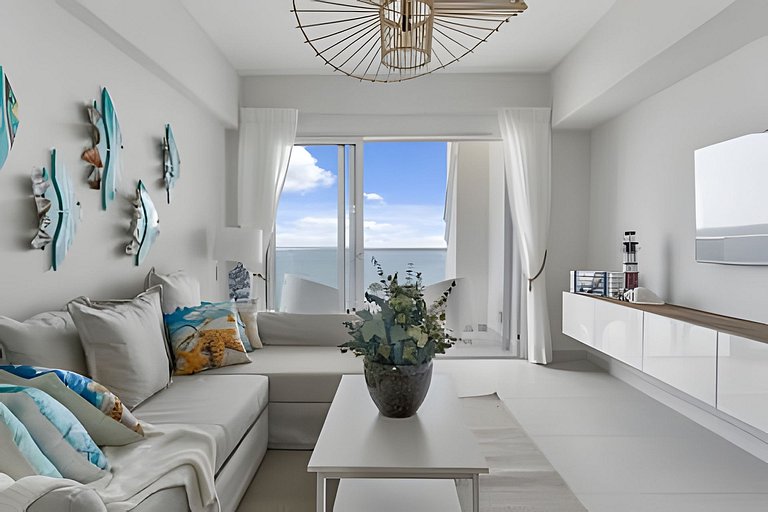 Caribbean Sunshine Breath Beachfront apt.