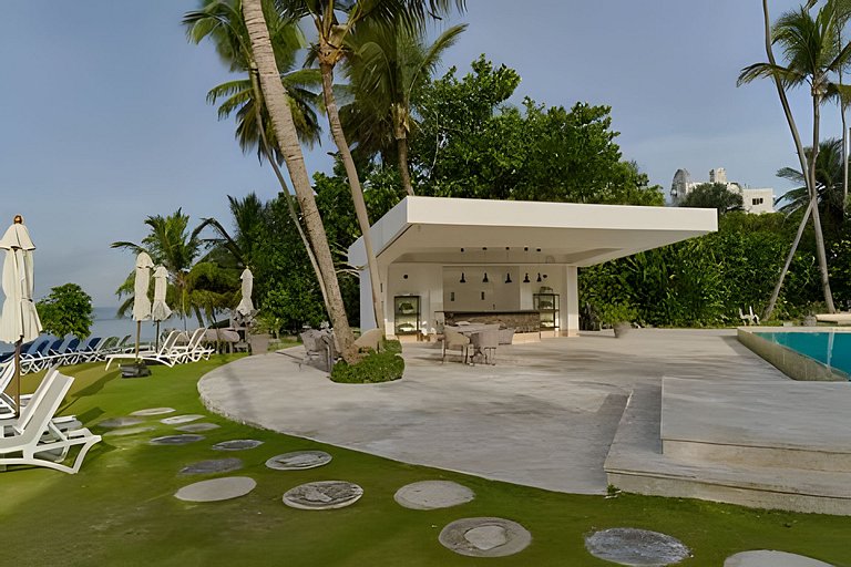 Caribbean Sunshine Breath Beachfront apt.
