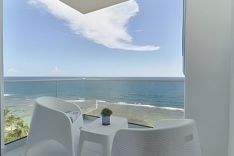 Caribbean Sunshine Breath Beachfront apt.