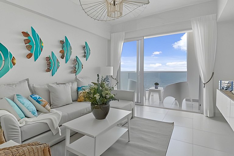 Caribbean Sunshine Breath Beachfront apt.