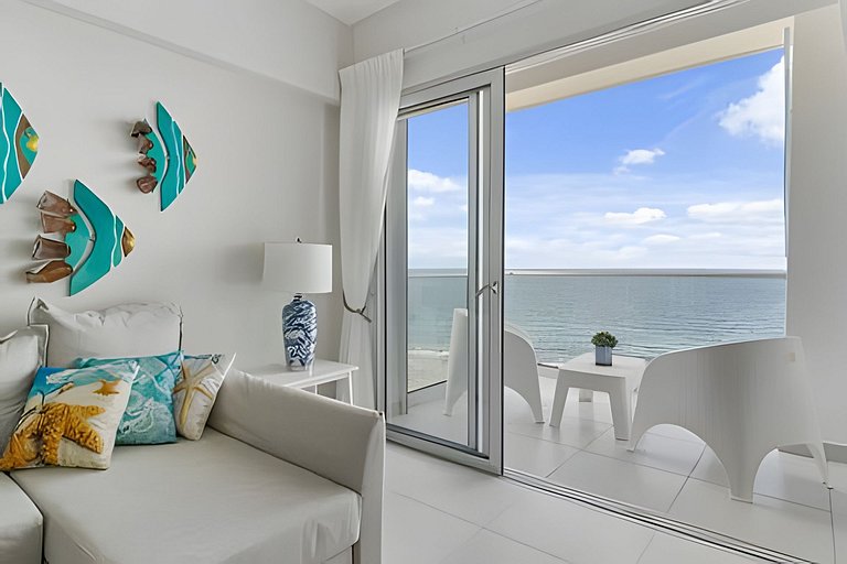 Caribbean Sunshine Breath Beachfront apt.