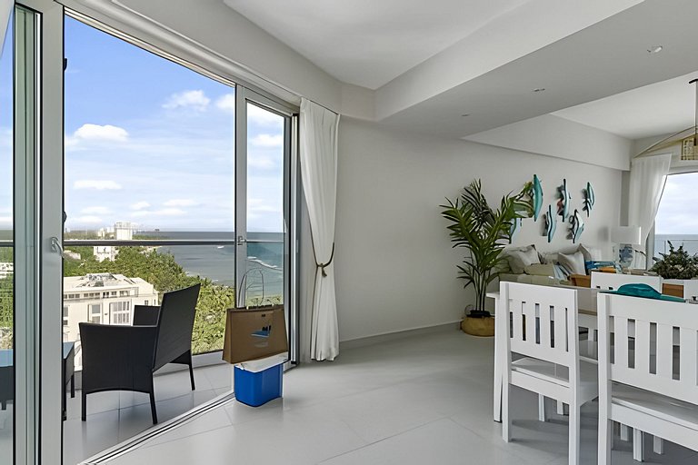 Caribbean Sunshine Breath Beachfront apt.