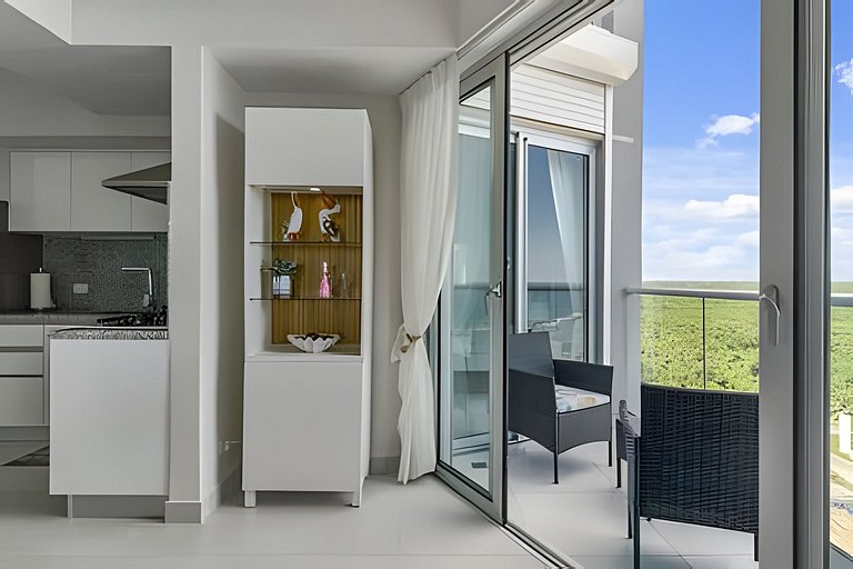 Caribbean Sunshine Breath Beachfront apt.