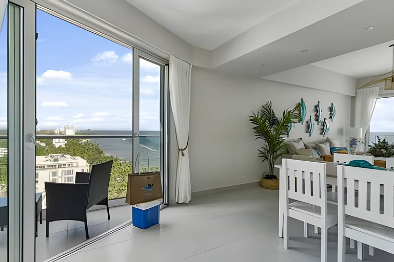 Caribbean Sunshine Breath Beachfront apt.