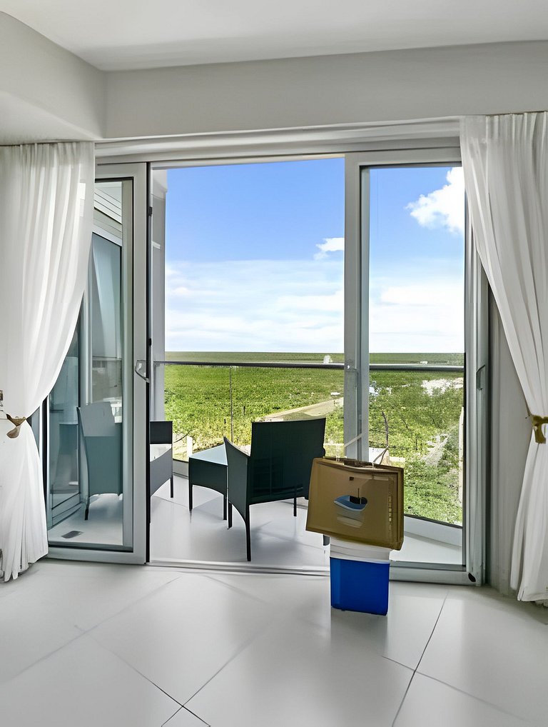 Caribbean Sunshine Breath Beachfront apt.