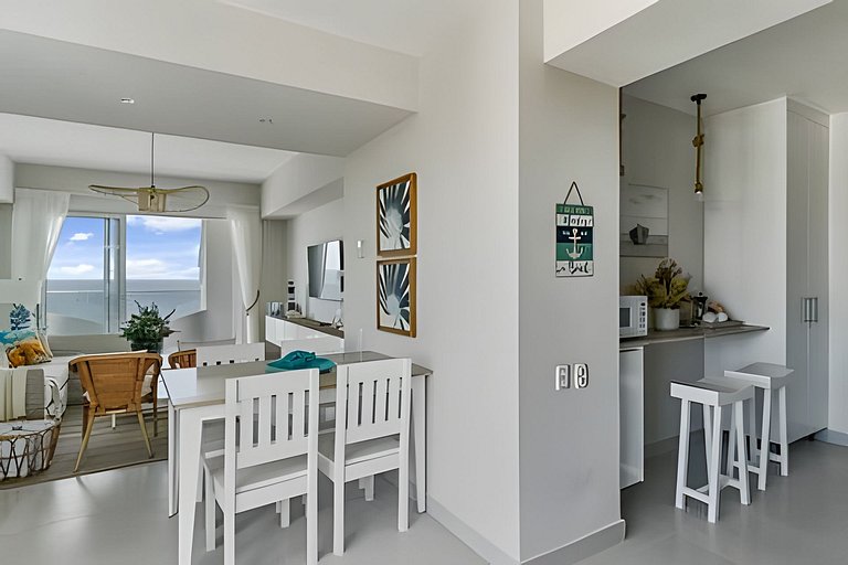 Caribbean Sunshine Breath Beachfront apt.