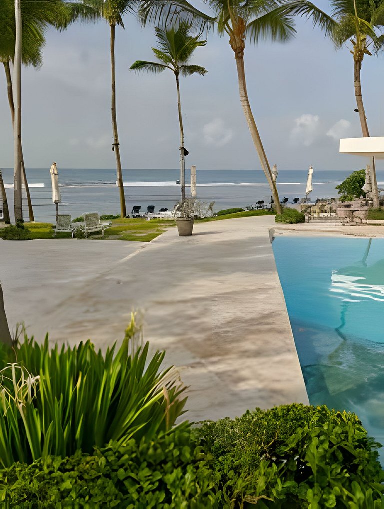 Caribbean Sunshine Breath Beachfront apt.