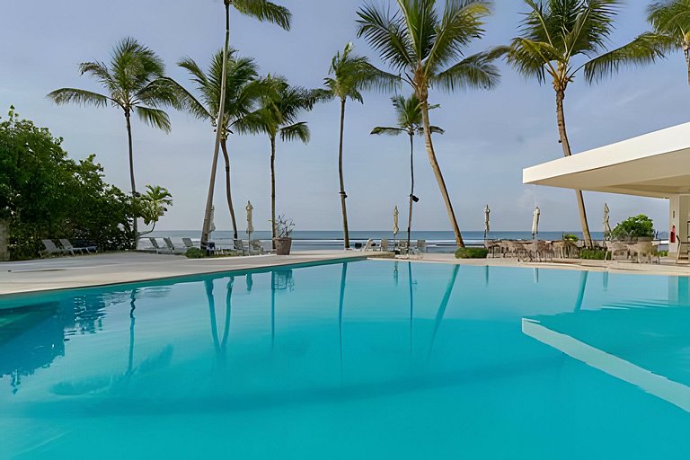 Caribbean Sunshine Breath Beachfront apt.