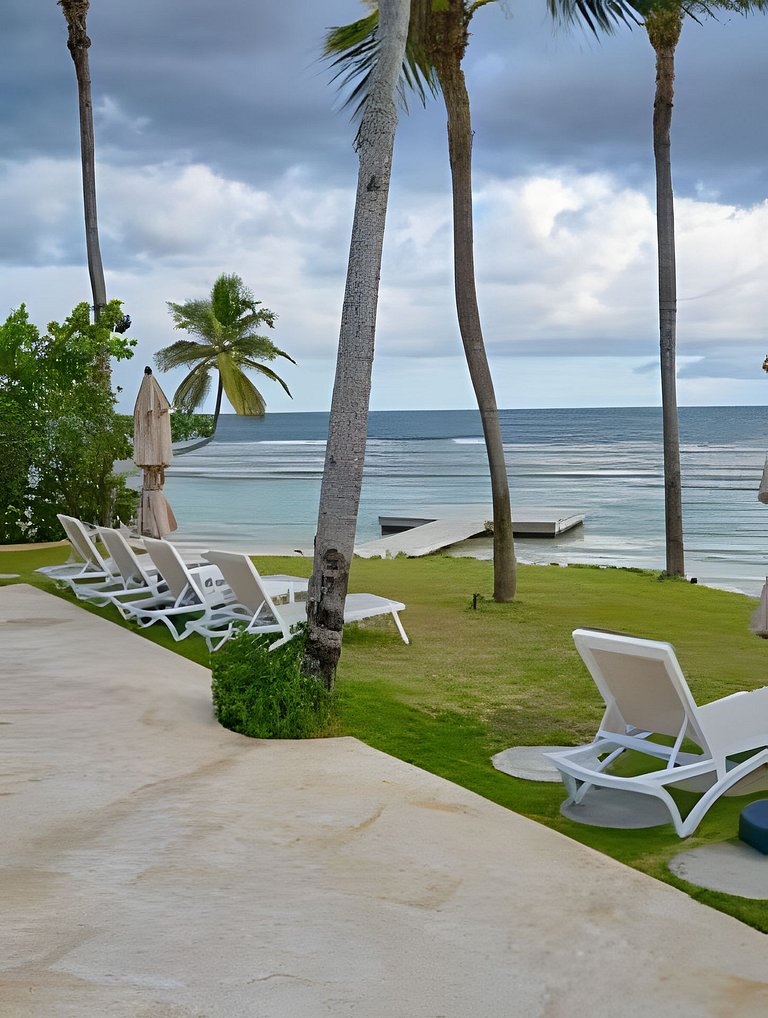 Caribbean Sunshine Breath Beachfront apt.
