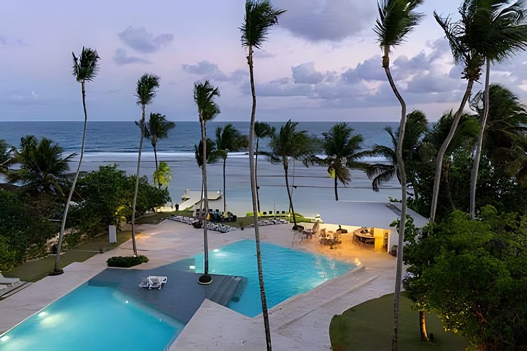 Caribbean Sunshine Breath Beachfront apt.