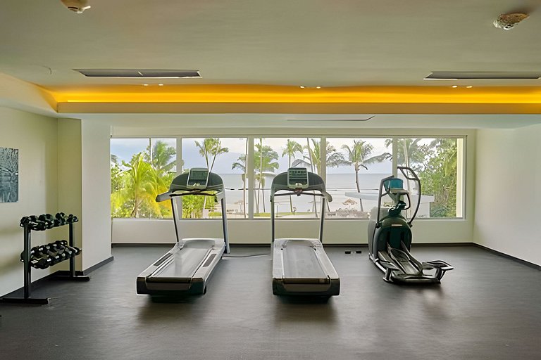 Caribbean Sunshine Breath Beachfront apt.