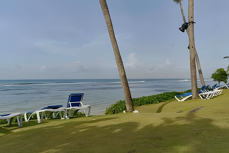 Caribbean Sunshine Breath Beachfront apt.