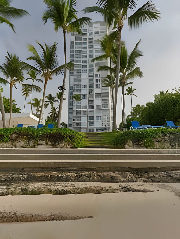 Caribbean Sunshine Breath Beachfront apt.