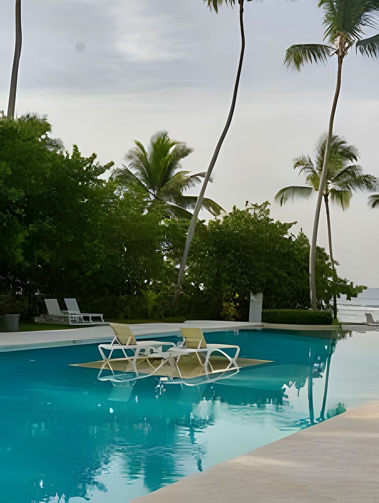 Caribbean Sunshine Breath Beachfront apt.