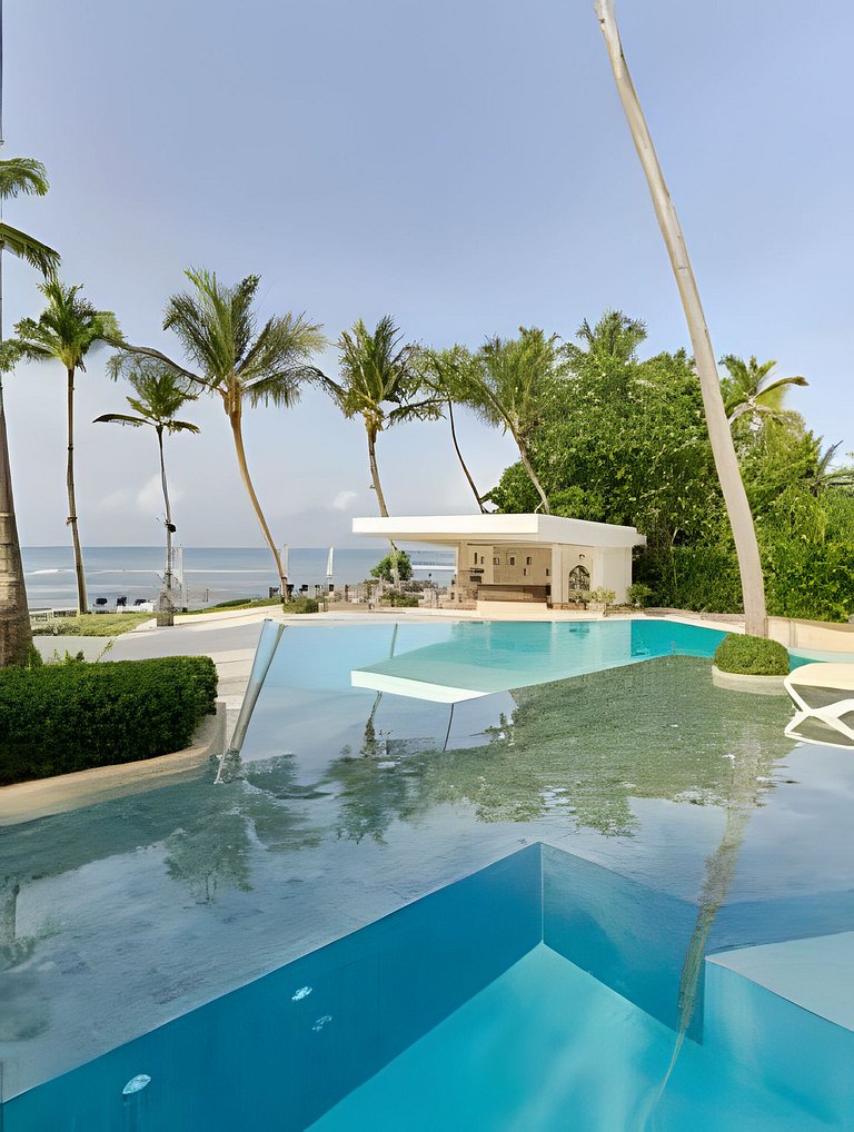 Caribbean Sunshine Breath Beachfront apt.