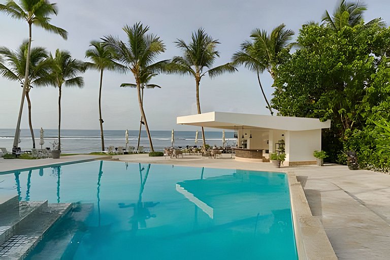 Caribbean Sunshine Breath Beachfront apt.