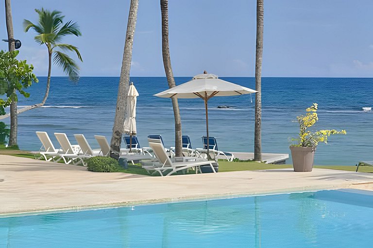 Caribbean Sunshine Breath Beachfront apt.