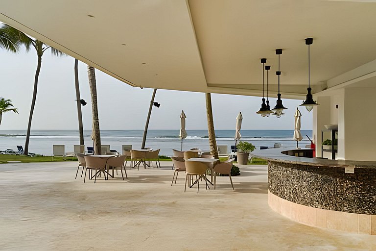 Caribbean Sunshine Breath Beachfront apt.