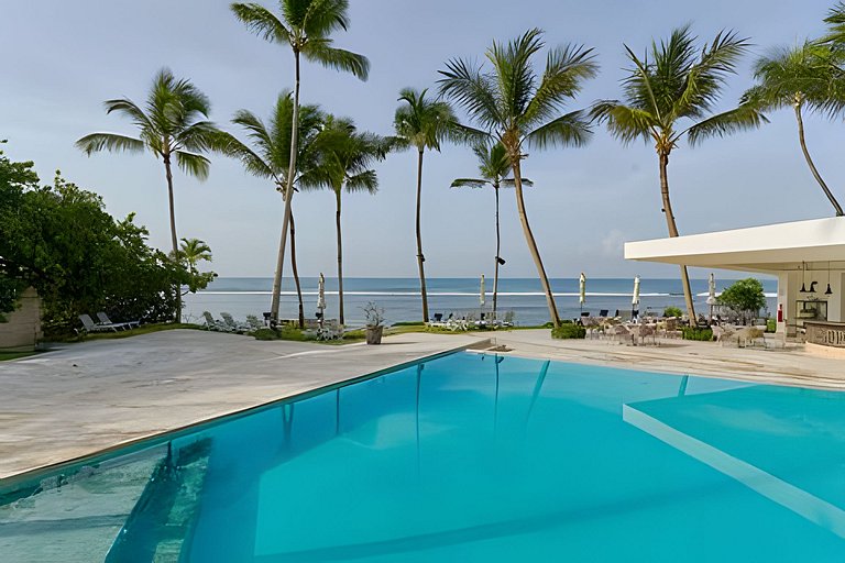 Caribbean Sunshine Breath Beachfront apt.