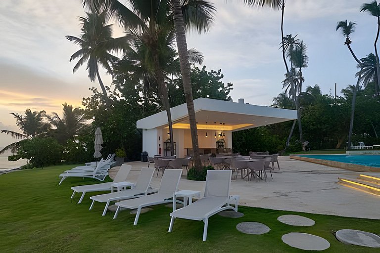 Caribbean Sunshine Breath Beachfront apt.
