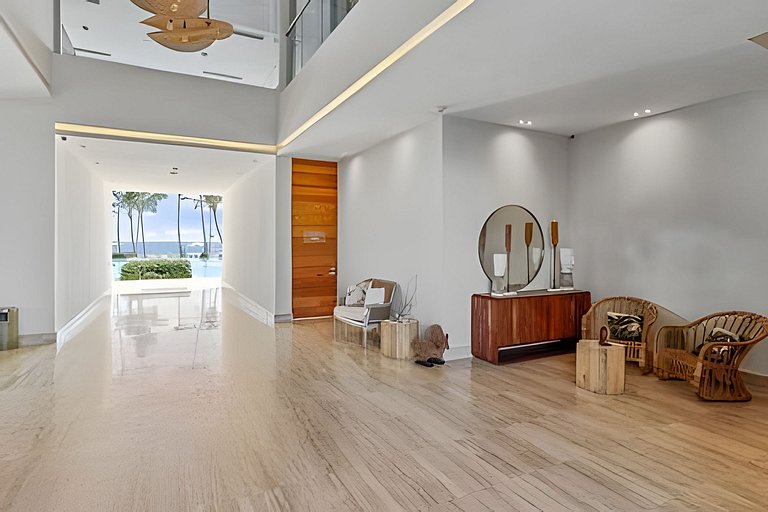 Caribbean Sunshine Breath Beachfront apt.