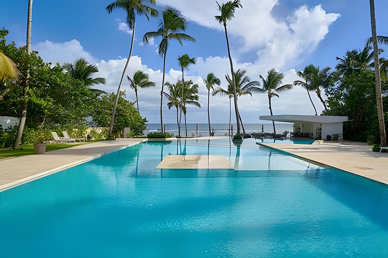 Caribbean Sunrise View, Beachfront Apartment.