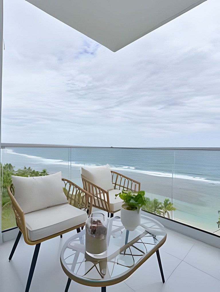 Caribbean Sunrise View, Beachfront Apartment.