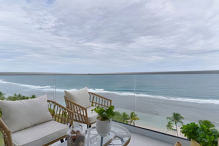 Caribbean Sunrise View, Beachfront Apartment.