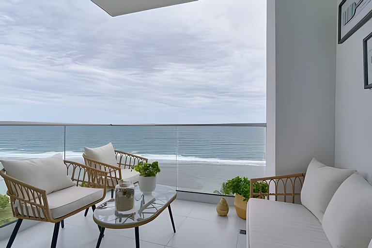 Caribbean Sunrise View, Beachfront Apartment.