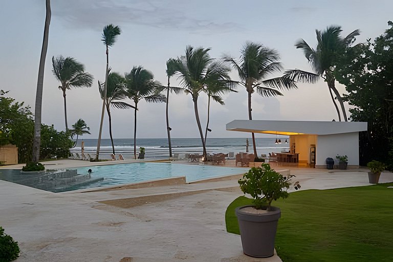 Caribbean Sunrise View, Beachfront Apartment.