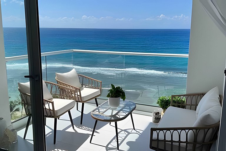 Caribbean Sunrise View, Beachfront Apartment.
