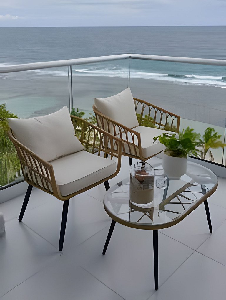 Caribbean Sunrise View, Beachfront Apartment.