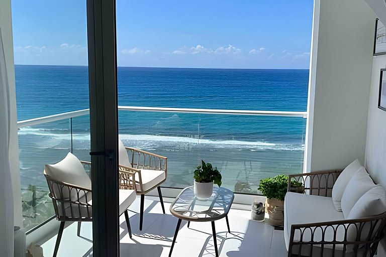 Caribbean Sunrise View, Beachfront Apartment.