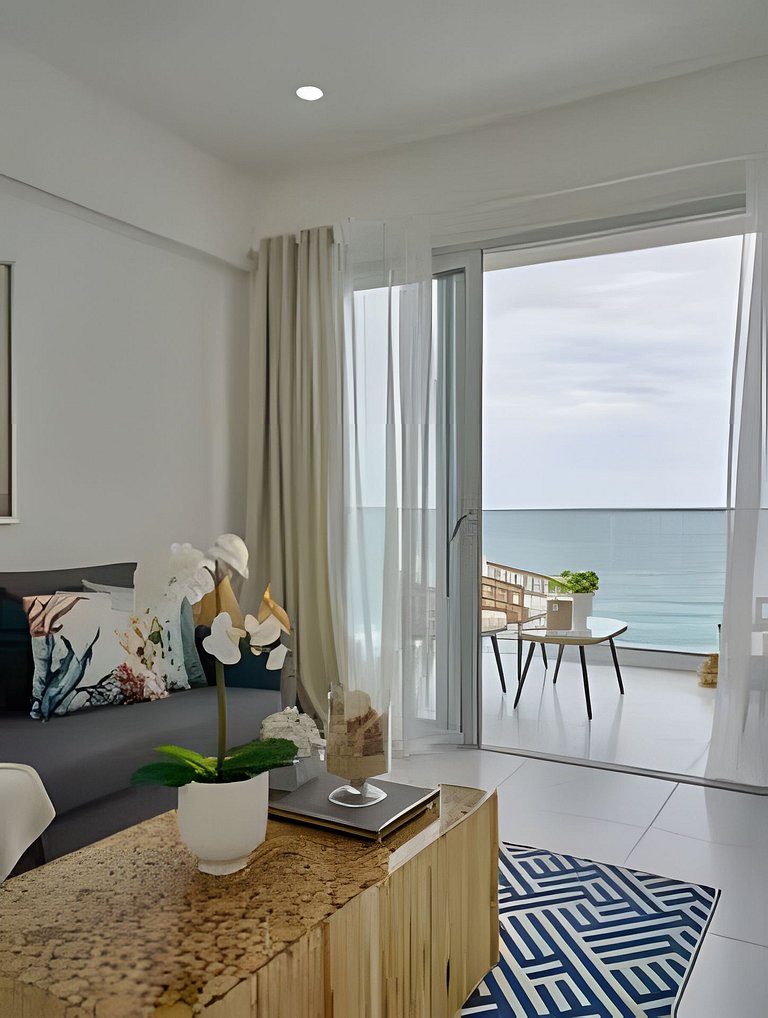 Caribbean Sunrise View, Beachfront Apartment.