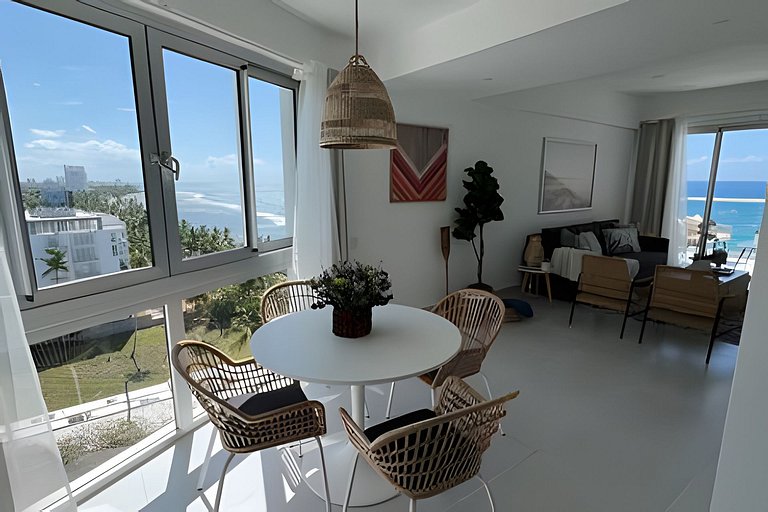 Caribbean Sunrise View, Beachfront Apartment.