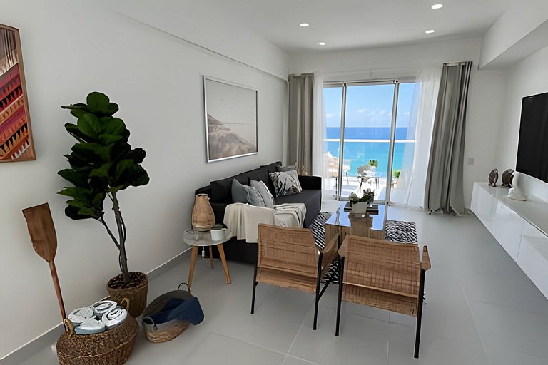Caribbean Sunrise View, Beachfront Apartment.