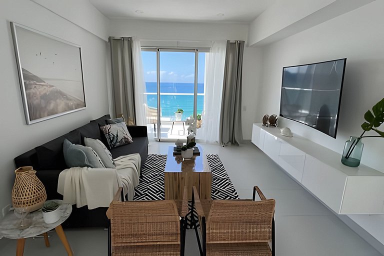 Caribbean Sunrise View, Beachfront Apartment.