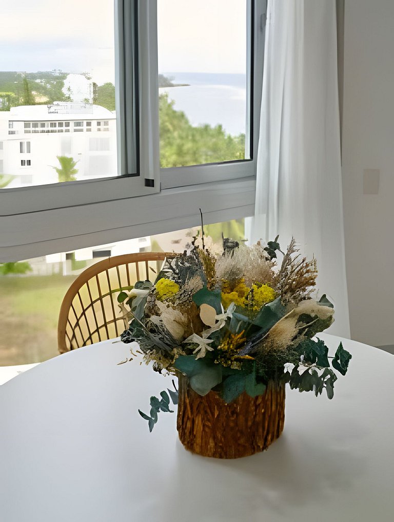 Caribbean Sunrise View, Beachfront Apartment.