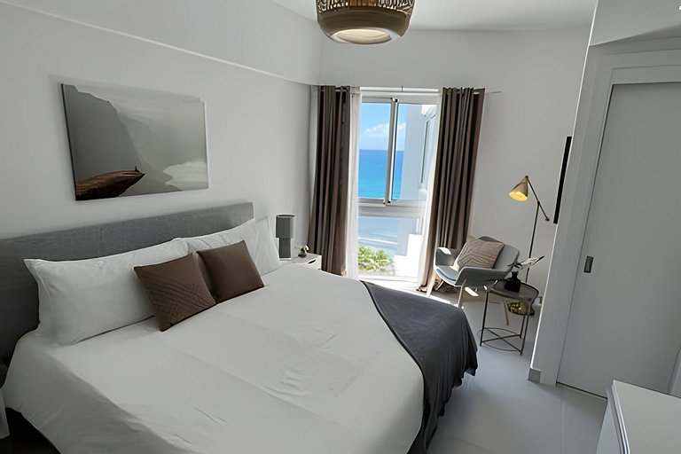 Caribbean Sunrise View, Beachfront Apartment.