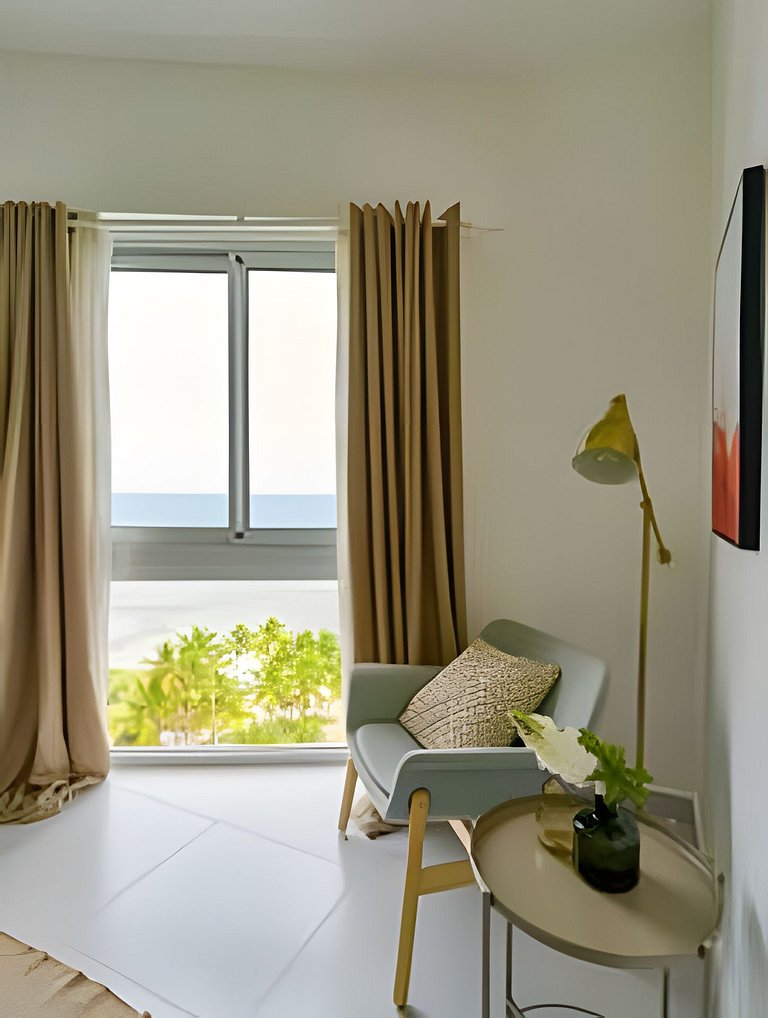 Caribbean Sunrise View, Beachfront Apartment.