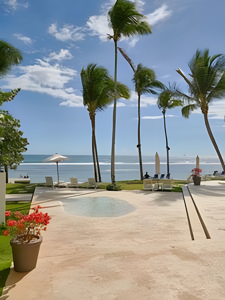 Caribbean Sunrise View, Beachfront Apartment.