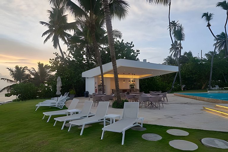 Caribbean Sea View Apt.on 19 level, a serene Stay