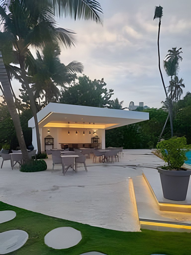 Caribbean Sea View Apt.on 19 level, a serene Stay