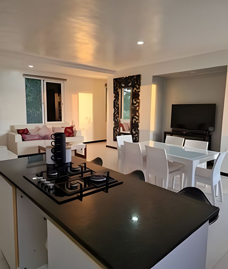 2BR Apt|Center Beachtown just steps from the beach