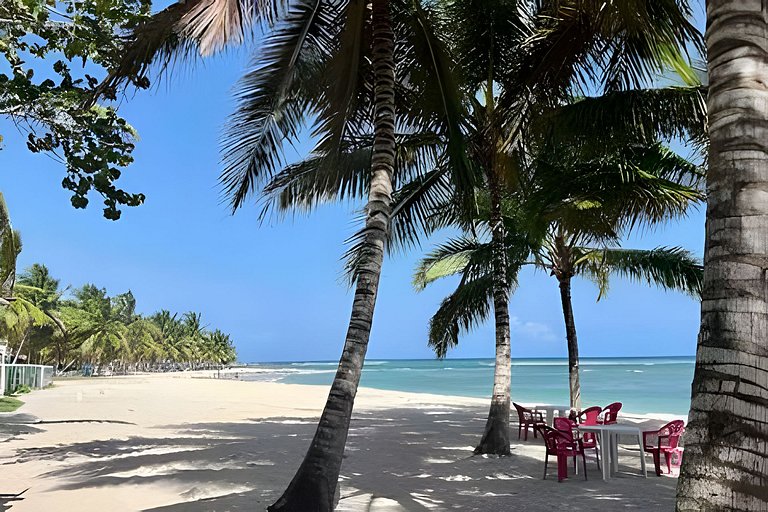 2BR Apt|Center Beachtown just steps from the beach
