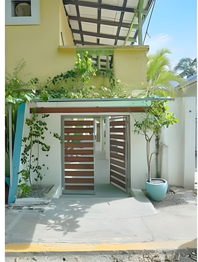 2BR Apt|Center Beachtown just steps from the beach